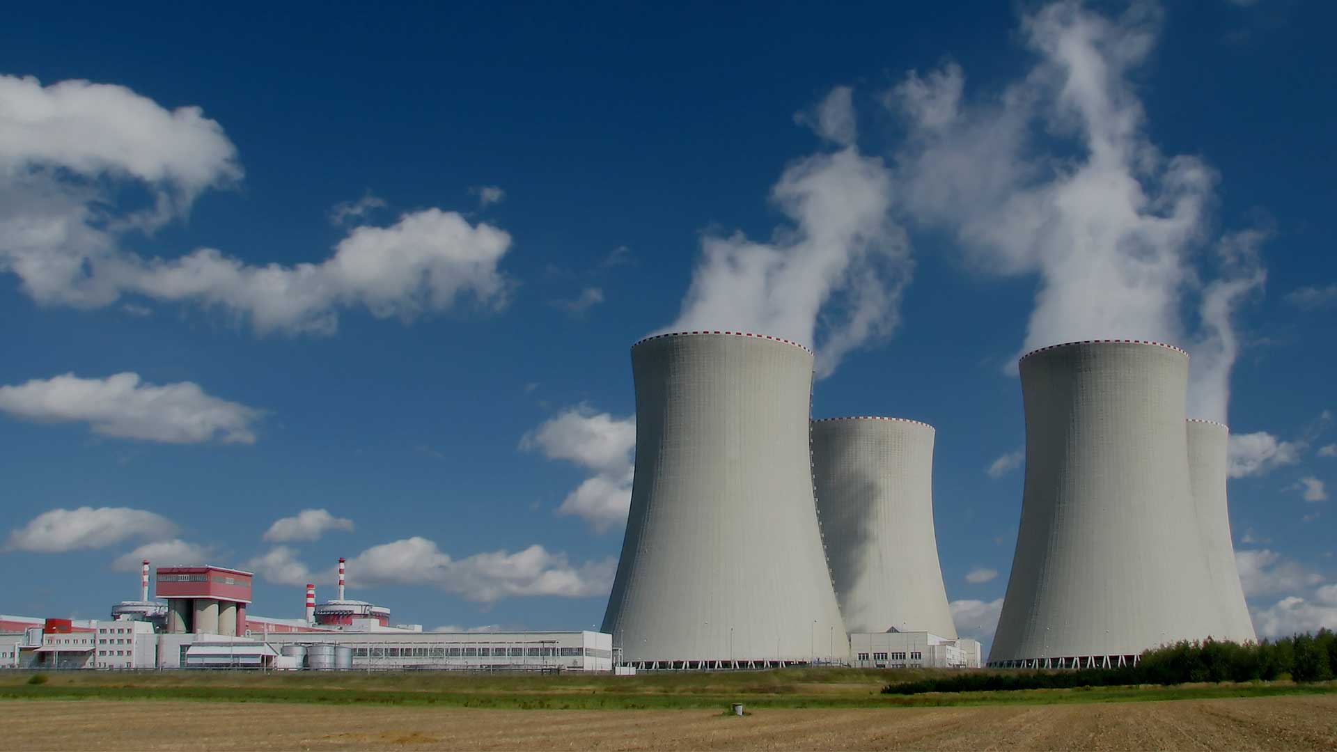 Centrale nucléaire et ses 4 réacteurs.