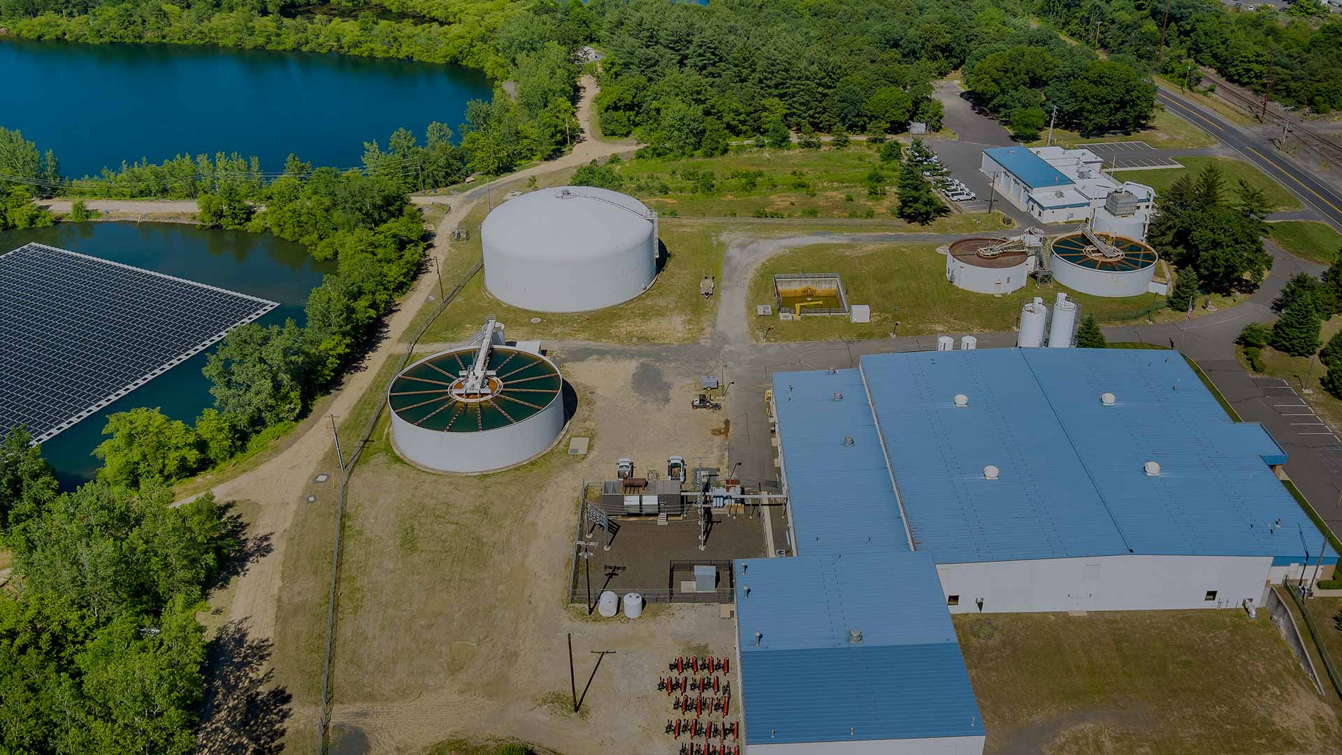 Vue aérienne d'une station de traitement des eaux d'un lac.