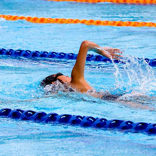 Nageur dans une piscine olympique.